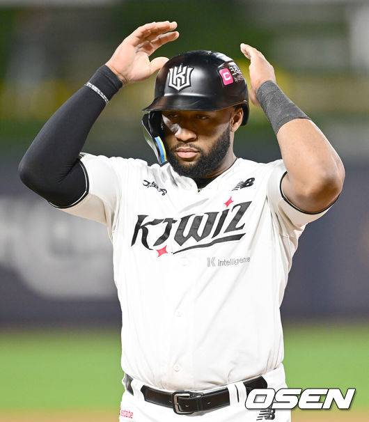 [OSEN=수원, 김성락 기자] 22일 오후 수원 KT위즈파크에서 ‘2025 신한 SOL Bank KBO리그’ KT 위즈와 SSG 랜더스의 경기가 열렸다.홈팀 KT는 오원석, 원정팀 SSG는 김광현을 선발로 내세웠다. 8회말 케이티 선두타자 로하스가 볼넷으로 출루한 뒤 기뻐하고 있다. 2025.04.22 / ksl0919@osen.co.kr