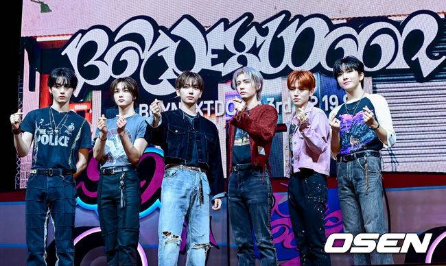 [OSEN=지형준 기자] 9일 오후 서울 용산구 이태원로 블루스퀘어에서 보이넥스트도어(BOYNEXTDOOR) 미니 3집 ‘19.99’ 미디어 쇼케이스가 열렸다.미니 3집 ‘19.99’는 스무살이 되기 직전의 상태를 ‘19.99’라는 불완전한 숫자로 표현한 앨범이다. 10대와 20대의 경계에 선 청춘의 생각과 고민을 담았다.신곡 ‘Nice Guy’는 세상 사람들을 다 사로잡을 수 있다고 믿는 19.99세의 ‘근거 있는 자신감’을 그린 노래다. 명재현, 태산, 운학이 작사, 작곡에 참여해 스물 언저리 청춘의 자기애와 자신감을 자유롭고 솔직한 가사로 표현했다.보이넥스트도어가 포토타임을 하고 있다. 2024.09.09 / jpnews@osen.co.kr