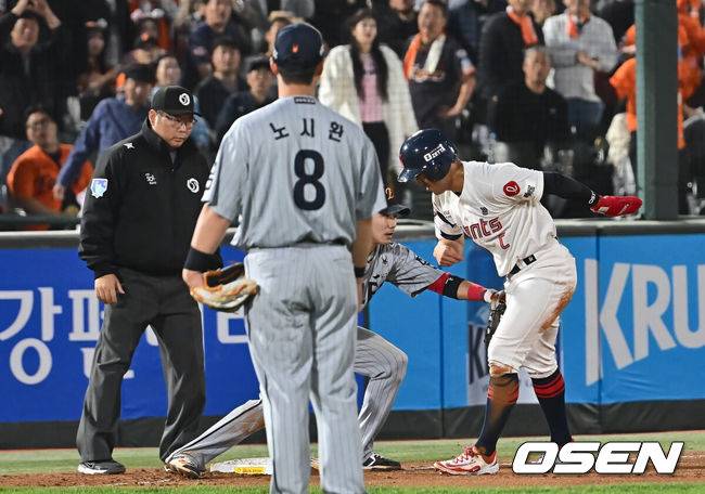 [OSEN=부산, 이석우 기자] 24일 부산 사직야구장에서 2025 신한 SOL 뱅크 KBO 리그 롯데 자이언츠와 한화 이글스의 경기가 열렸다. 홈팀 롯데는 박세웅, 방문팀 한화는 류현진이 선발 출전했다.롯데 자이언츠 전준우가 8회말 1사 1,3루 정보근의 좌익수 플라이 아웃때 송구 실책이 나오자 2루를 돌아 3루가지 쇄도 했으나 아웃되고 있다. 2025.04.24 / foto0307@osen.co.kr