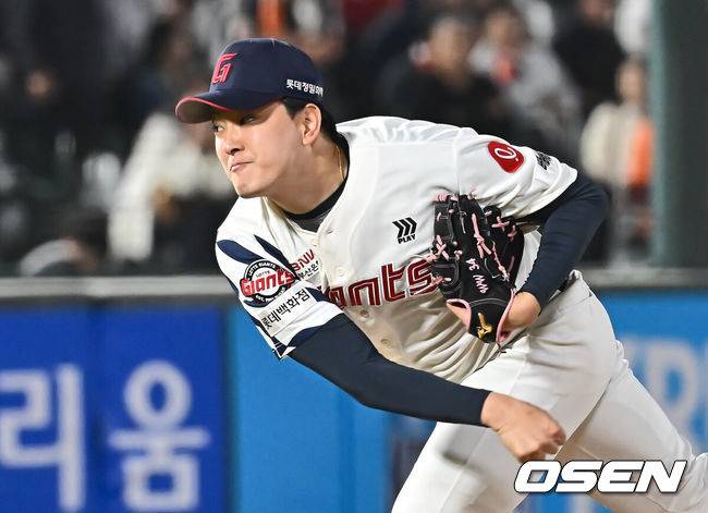 [OSEN=부산, 이석우 기자] 24일 부산 사직야구장에서 2025 신한 SOL 뱅크 KBO 리그 롯데 자이언츠와 한화 이글스의 경기가 열렸다. 홈팀 롯데는 박세웅, 방문팀 한화는 류현진이 선발 출전했다.롯데 자이언츠 김원중이 역투하고 있다. 2025.04.24 /