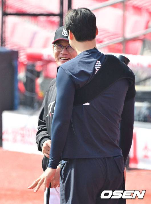 [OSEN=수원, 박준형 기자] 22일 수원KT위즈파크에서 ‘2025 신한 SOL BANK KBO리그’ KT 위즈와 한화 이글스의 개막경기가 진행됐다.이날 홈팀 KT는 헤이수스를, 어웨이팀 한화는 폰세를 선발투수로 내세웠다. 경기 앞두고 한화로 이적한 심우준이 이강철 감독에게 인사를 하고 있다.   2025.03.22 / soul1014@osen.co.kr