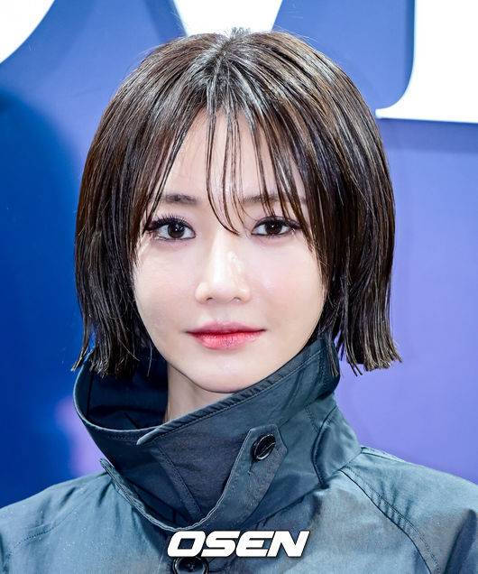 [OSEN=지형준 기자] 16일 오후 서울 성수동의 한 팝업매장에서 아이코닉 퍼스널 케어 브랜드 포토행사가 열렸다.이날 세븐틴 민규, 몬스타엑스 아이엠, 혜리, 유리, 고준희 등이 참석했다.배우 고준희가 포즈를 취하고 있다. 2024.11.16 / jpnews@osen.co.kr