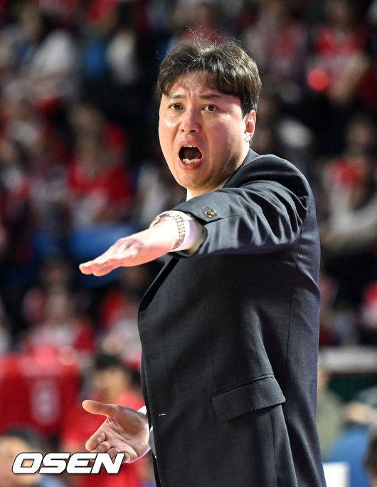 [OSEN=잠실, 이대선 기자] 25일 오후 서울 잠실학생체육관에서 2024~2025시즌 KCC 프로농구 4강 PO(5전3승제) 2차전 서울 SK와 수원 KT의 경기가 열렸다. 정규리그에서 KT에 5승 1패로 강했던 SK가 1차전에서 65-61로 승리했다.4강 PO 1차전 승리 팀은 54회 중 42회(77.8%) 챔피언결정전에 진출했다.1쿼터 KT 송영진 감독이 작전을 지시하고 있다. 2025.04.25 /sunday@osen.co.kr