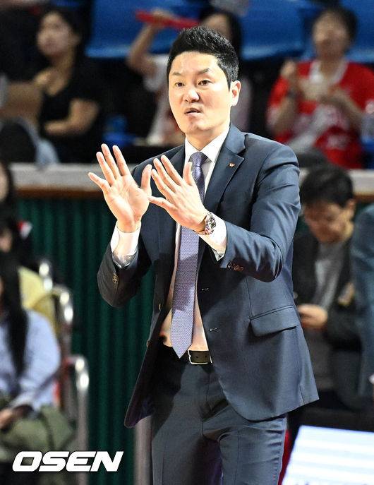 [OSEN=잠실, 이대선 기자] 25일 오후 서울 잠실학생체육관에서 2024~2025시즌 KCC 프로농구 4강 PO(5전3승제) 2차전 서울 SK와 수원 KT의 경기가 열렸다. 정규리그에서 KT에 5승 1패로 강했던 SK가 1차전에서 65-61로 승리했다.4강 PO 1차전 승리 팀은 54회 중 42회(77.8%) 챔피언결정전에 진출했다.1쿼터 SK 전희철 감독이 작전을 지시하고 있다. 2025.04.25 /sunday@osen.co.kr