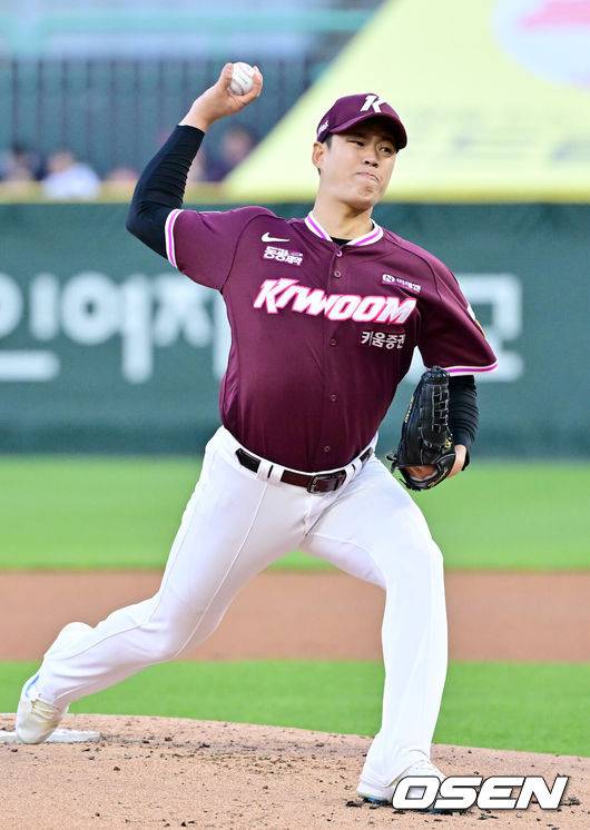 [OSEN=인천, 민경훈 기자] 25일 오후 인천 SSG랜더스필드에서 ‘2025 신한 SOL Bank KBO리그’ SSG 랜더스와 키움 히어로즈의 경기가 열렸다.이날 홈팀 SSG는 박종훈, 원정팀 키움은 김선기를 선발로 내세웠다.키움 선발 김선기가 마운드 위에서 힘차게 공을 뿌리고 있다. 2025.04.25 / rumi@osen.co.kr