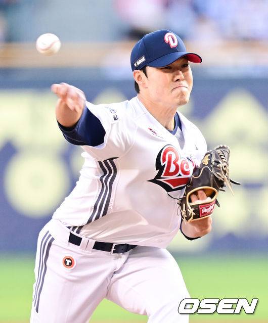 [OSEN=잠실, 김성락 기자] 25일 오후 서울 잠실야구장에서 ‘2025 신한 SOL Bank KBO리그’ 두산 베어스와 롯데 자이언츠의 경기가 열렸다.홈팀 두산은 최원준, 원정팀 롯데는 데이비슨을 선발로 내세웠다. 1회초 두산 선발 최원준이 마운드에 올라 힘차게 공을 뿌리고 있다. 2025.04.25/ ksl0919@osen.co.kr