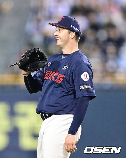 [OSEN=잠실, 김성락 기자] 25일 오후 서울 잠실야구장에서 ‘2025 신한 SOL Bank KBO리그’ 두산 베어스와 롯데 자이언츠의 경기가 열렸다.홈팀 두산은 최원준, 원정팀 롯데는 데이비슨을 선발로 내세웠다. 4회말 무사 두산 선두타자 케이브의 라인드라이브 때 롯데 투수 데이비슨이 2루수 고승민의 호수비에 기뻐하고 있다. 2025.04.25/ ksl0919@osen.co.kr