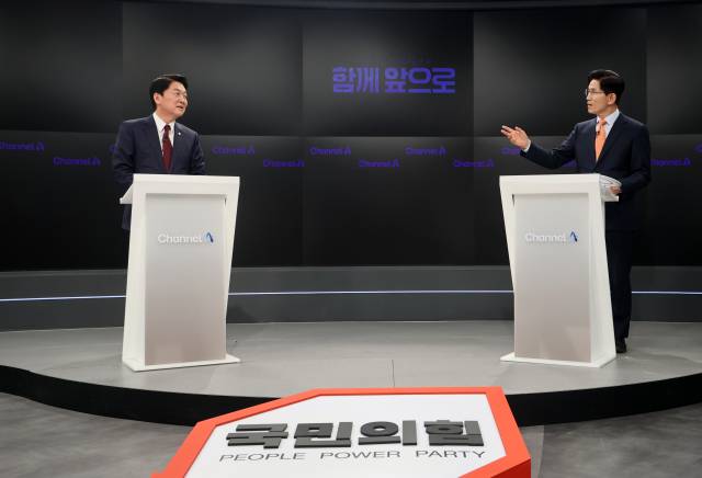 ▲24일 서울 종로구 동아미디어센터 채널A 스튜디오에서 국민의힘 대선 2차 경선 진출자인 안철수(왼쪽), 김문수 후보가 토론 전 리허설을 하고 있다. ⓒ연합뉴스