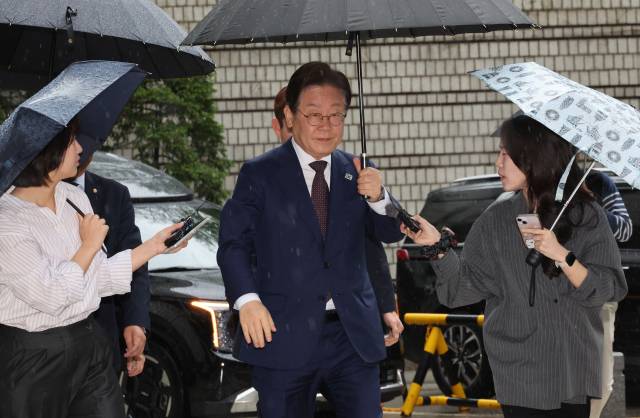 ▲더불어민주당 이재명 대선 경선 후보가 22일 서울 서초구 서울중앙지법에서 열린 '대장동 배임·성남FC 뇌물' 1심 속행 공판에 출석하고 있다. ⓒ연합뉴스