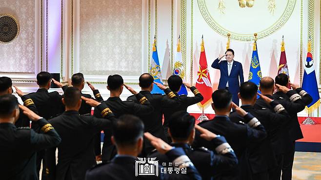 2023년 2월 대통령에게 진급신고하는 장군들