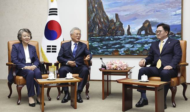 우원식 국회의장이 25일 오후 서울 여의도 국회 의장실에서 4·27 판문점선언 7주년 기념식 참석차 국회를 방문한 문재인 전 대통령과 환담을 나누고 있다. 왼쪽은 김정숙 여사.