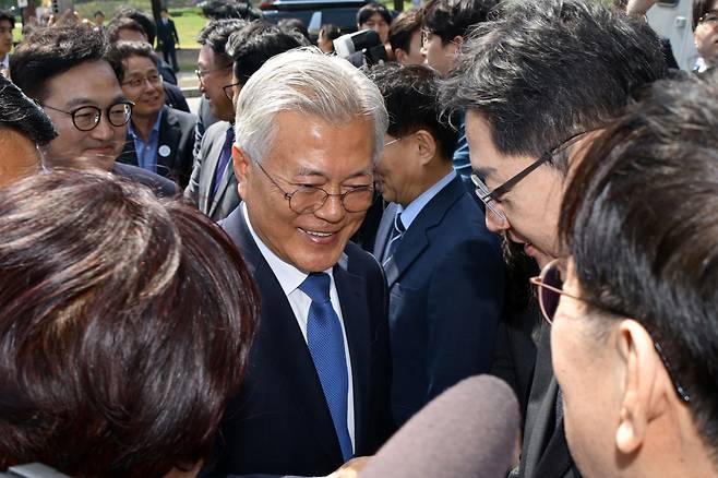 문재인 전 대통령이 25일 서울 여의도 국회 도서관에서 열린 4·27 남북 판문점선언 7주년 기념식에 참석하며 더불어민주당 김경수 대선 경선 후보와 인사하고 있다.