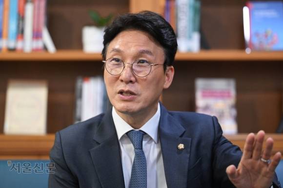 더불어민주당 집권플랜본부장인 김민석 수석최고위원이 24일 국회 의원회관에서 서울신문과 인터뷰하며 ‘한덕수 불가론’와 함께 민주당 집권 계획에 대해 설명하고 있다. 홍윤기 기자