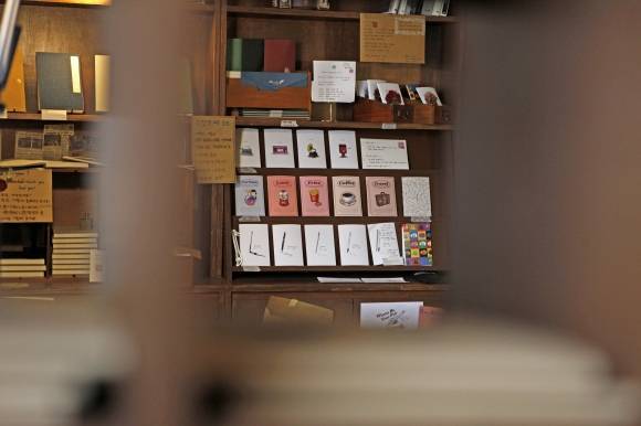 ‘기록상점 낯선’에 비치된 편지지와 엽서.