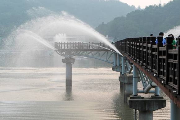월영교는 하루 네 차례(낮 12시, 오후 2시, 6시, 8시) 분수를 가동해 색다른 볼거리를 제공한다.