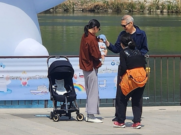 배우 김민희(43)와 홍상수 감독(65)이 아들과 함께 산책을 나선 모습이 포착돼 눈길을 끌고 있다. 온라인 커뮤니티
