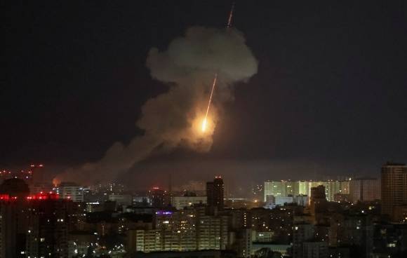 24일 키이우 상공에서 떨어지는 러시아의탄도미사일. 로이터 연합뉴스