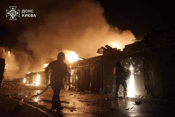 24일 러시아의 미사일 공격으로 불타는 우크라이나 키이우 건물. AFP 연합뉴스