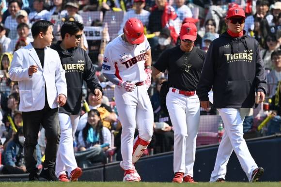 지난달 22일 광주 기아챔피언스필드에서 열린 2025 KBO 리그 개막전 NC다이노스 대 KIA타이거즈의 경기, 3회 말 1사 주자 없음 상황에서 안타를 친 KIA 김도영이 왼쪽 다리 통증을 호소하며 덕아웃으로 돌아오고 있다. 2025.03.22. 광주 뉴시스