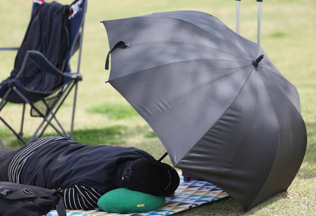 23일 서울 서초구 반포한강공원에서 한 시민이 휴식을 취하고 있다. 연합뉴스