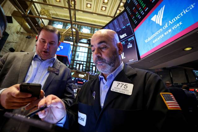 미국 뉴욕 증권거래소에서 트레이더들이 업무를 보고 있다.