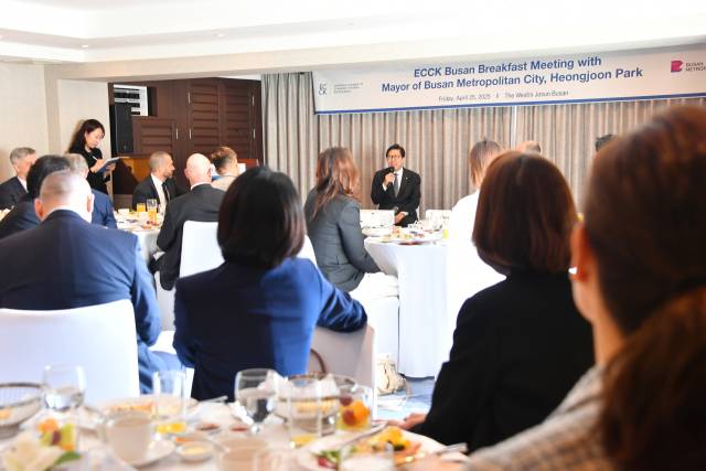 박형준 부산시장이 25일 웨스틴 조선 부산에서 열린 주한유럽상공회의소(ECCK) 초청 조찬 간담회에 참석해 부산의 세계적 경쟁력 강화 방안에 대해 설명하고 있다. 사진제공=부산시