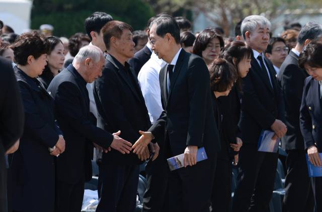 한덕수 대통령 권한대행 국무총리가 25일 국립대전현충원에서 열린 ‘2회 순직의무군경의 날 기념식’에서 행사를 마치고 유족 등과 인사하고 있다. 연합뉴스