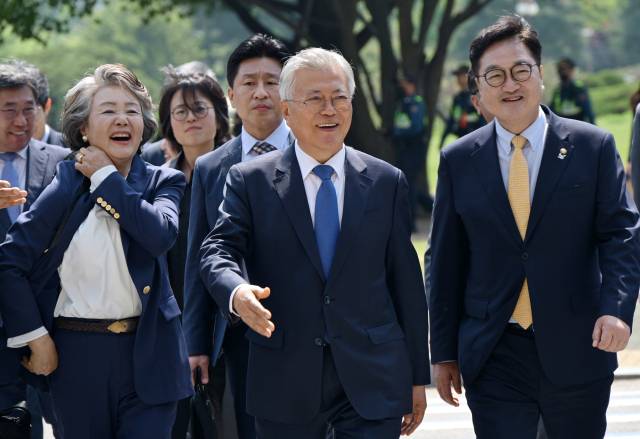 문재인 전 대통령 내외, 우원식 국회의장과 참석자들이 25일 서울 여의도 국회 도서관에서 열린 4.27 판문점선언 7주년 기념식에 참석하고 있다. 연합뉴스