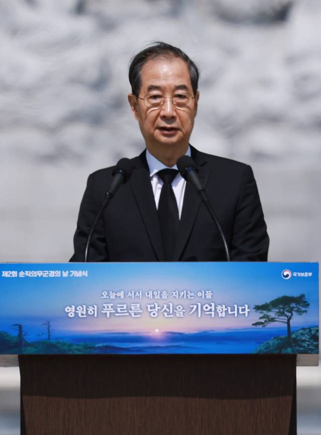 한덕수 대통령 권한대행 국무총리가 25일 국립대전현충원에서 열린 '2회 순직의무군경의 날 기념식'에서 기념사를 하고 있다. 연합뉴스
