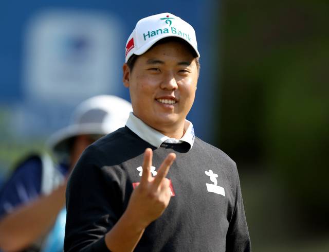 우리금융 챔피언십 2라운드 11번 홀에서 ‘V’를 그린 이승민.. 사진 제공=KPGA