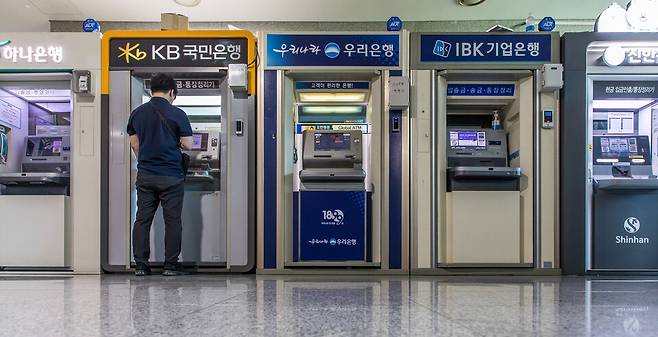 지난해 9월 한 시민이 서울 영등포구 국회 의원회관 내 위치한 ATM 기기를 이용하고 있다. ⓒ시사저널 최준필