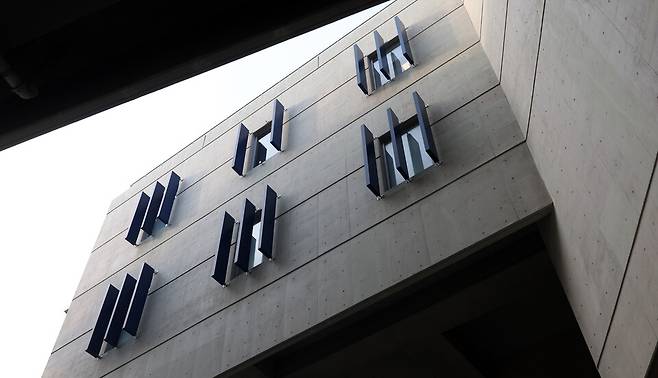 지난달 29일 경남 창원시 마산회원구 창원NC파크에서&nbsp;NC&nbsp;다이노스와&nbsp;LG&nbsp;트윈스 경기 중 3루 방향 건물에 설치된 알루미늄 소재 루버가 낙하해 관중을 덮쳤다.&nbsp;&copy;연합뉴스&nbsp;