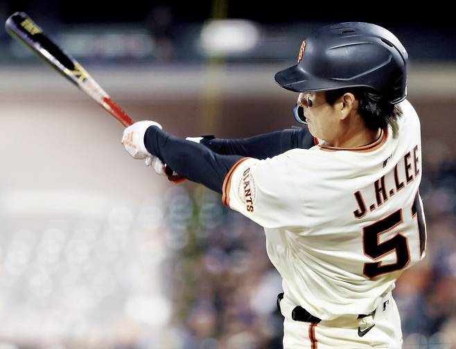 샌프란시스코 이정후가 24일 오라클파크에서 열린 밀워키와 홈경기에서 안타를 치고 있다. AP연합뉴스