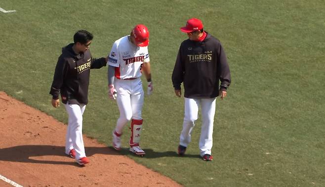 KIA 김도영(가운데)이 지난달 22일 NC와의 개막전에서 3회말 안타로 출루한 뒤 왼쪽 허벅지 불편을 호소해 더그아웃으로 돌아가고 있다. 티빙 중계화면 캡처