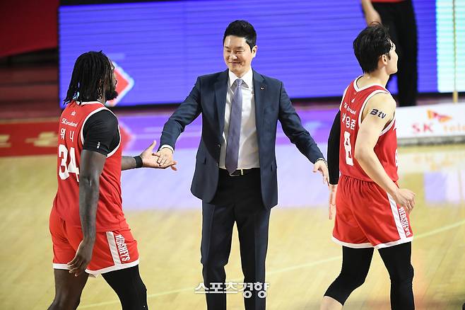 전희철 SK 감독과 자밀 워니, 안영준. KBL 제공