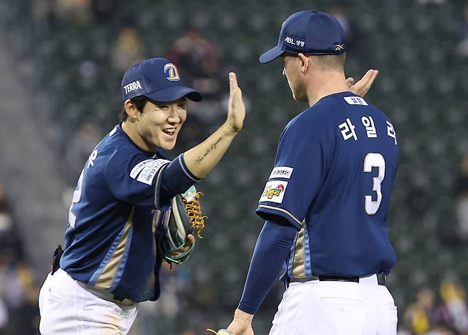 ▲ NC 주장 박민우가 6이닝 무실점 호투를 펼친 선발투수 라일리 톰슨을 격려하고 있다. NC는 라일리의 호투를 앞세워 LG를 꺾고 주중 3연전 위닝시리즈를 달성했다. ⓒ 연합뉴스