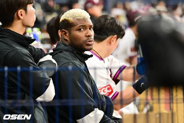 24일 경기를 지켜보고 응원을 하고 있는 푸이그.