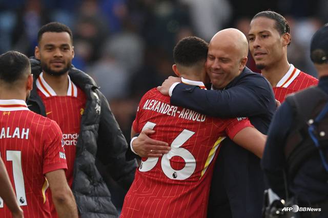 팀 선수단과 포옹하는 트렌트 알렉산더 아놀드(가운데). /AFPBBNews=뉴스1