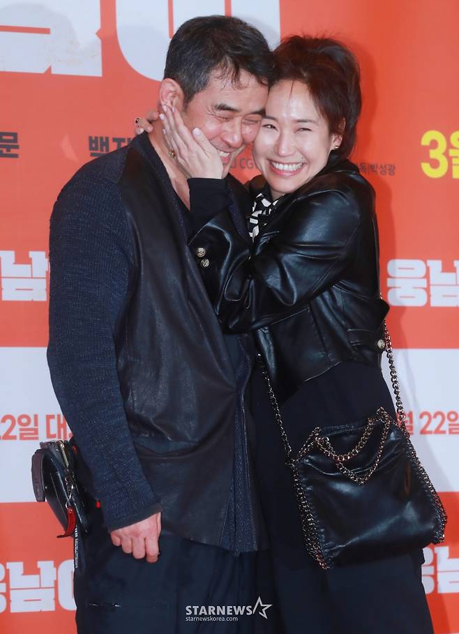 최민수, 강주은 부부가 20일 서울 CGV 용산아이파크몰에서 진행된 영화 '웅남이'(감독 박성광) VIP시사회에 참석해 포즈를 취하고 있다. 반달곰이라는 특별한 '비밀'을 가진 사나이가 특유의 짐승 같은 능력으로 국제 범죄 조직에 대항하여 공조 수사를 하며 벌어지는 코믹 액션 '웅남이'는 오는 22일 개봉한다. /2023.03.20