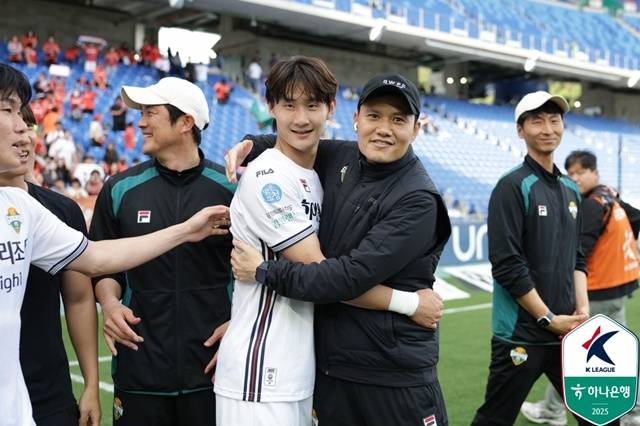 신민하(가운데 흰색 유니폼)와 정경호 강원FC 감독. /사진=한국프로축구연맹 제공