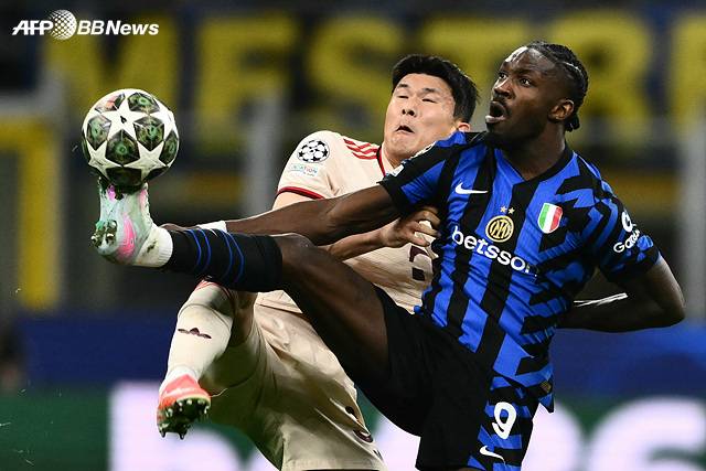 경기에 집중하는 김민재(왼쪽). /AFPBBNews=뉴스1