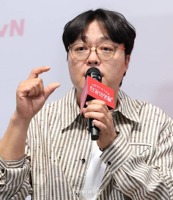 (서울=뉴스1) 권현진 기자 = 신원호 크리에이터가 10일 서울 구로구 라마다서울신도림호텔에서 열린 tvN 새 토일드라마 '언제가는 슬기로울 전공의생활' 제작발표회에서 인사말을 하고 있다.  '언젠가는 슬기로울 전공의생활'은 의사 생활을 꿈꾸는 레지던트들이 입덕부정기를 거쳐 성장해 나가는 과정을 담은 '슬기로운 의사생활' 스핀오프 드라마다. 2025.4.10/뉴스1  Copyright (C) 뉴스1. All rights reserved. 무단 전재 및 재배포,  AI학습 이용 금지. /사진=(서울=뉴스1) 권현진 기자