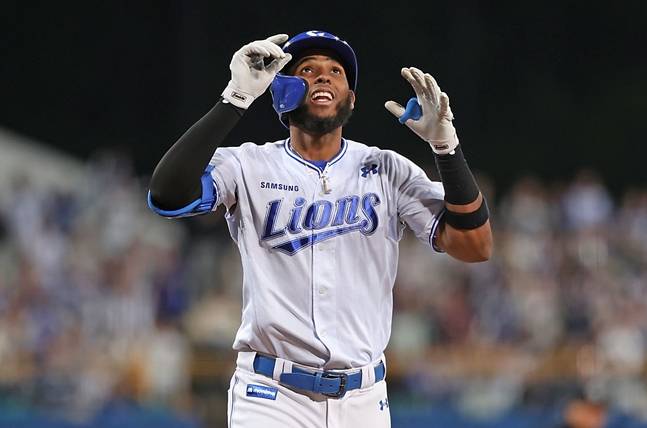 디아즈가 홈런을 때려내고 세리머니를 하고 있다. /사진=삼성 라이온즈