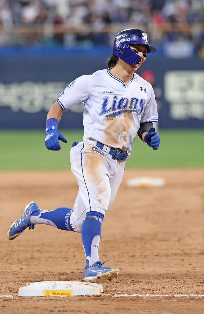 삼성 라이온즈 김성윤이 24일 대구 KIA 타이거즈전에서 홈런을 친 뒤 베이스를 돌고 있다. 삼성 라이온즈