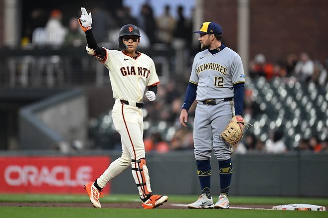 샌프란시스코 외야수 이정후(왼쪽)는 25일(한국시간) 오라클파크에서 열린 '2025 메이저리그' 밀워키전에서 3번타자 중견수로 선발 출전했다. 이날 적시 2루타 한 방을 포함해 3타수 1안타로 활약했다. 수비에서는 환상적인 판단으로 더블플레이를 이끌어내며 팀 승리에 보탬이 됐다. 연합뉴스 REUTERS