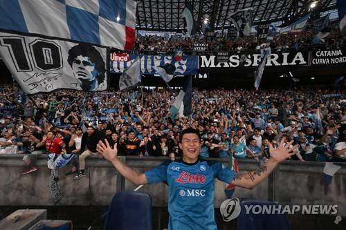 바이에른 뮌헨 수비수 김민재가 이탈리아 세리에A 명문 클럽들의 관심을 한몸에 받고 있다. 이탈리아 매체 '타오르미나 뉴스24'는 24일 '김민재는 바이에른 뮌헨을 떠나 이탈리아 세리에A로 복귀가 가능하다'라고 보도했다. 김민재는 지난 2022-2023시즌 나폴리에서 1년간 뛰며 세리에A 최우수수비수를 받고 팀을 정상에 올려놨다. 세리에A에서 이미 검증이 된 만큼 뮌헨이 매물로 내놨을 때 달려드는 팀이 있을 것으로 여겨졌는데 결국 세리에A 복수구단이 러브콜을 보내고 있다. 연합뉴스