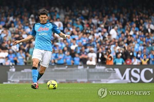 바이에른 뮌헨 수비수 김민재가 이탈리아 세리에A 명문 클럽들의 관심을 한몸에 받고 있다. 이탈리아 매체 '타오르미나 뉴스24'는 24일 '김민재는 바이에른 뮌헨을 떠나 이탈리아 세리에A로 복귀가 가능하다'라고 보도했다. 김민재는 지난 2022-2023시즌 나폴리에서 1년간 뛰며 세리에A 최우수수비수를 받고 팀을 정상에 올려놨다. 세리에A에서 이미 검증이 된 만큼 뮌헨이 매물로 내놨을 때 달려드는 팀이 있을 것으로 여겨졌는데 결국 세리에A 복수구단이 러브콜을 보내고 있다. 연합뉴스