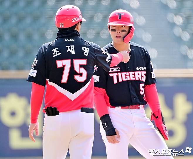 KIA는 25일 광주-기아 챔피언스필드에서 열리는 2025 신한 Sol 뱅크 LG 트윈스전에 앞서 내야수 김도영을 1군 엔트리에 등록했다. 김도영은 지난달 22일 광주 개막전을 치른 뒤 34일 만에 1군 무대로 다시 복귀했다.&nbsp;김도영은 지난달 22일 NC 다이노스와 개막전에 선발 출전해 3회 말 1사 뒤 안타를 친 뒤 2루로 달려가다가 1루로 귀루하는 과정에서 왼쪽 허벅지에 고통을 호소했다. 김도영은 병원 검진 결과 왼쪽 햄스트링 손상 소견을 받았다.&nbsp;회복에 전념한 김도영은 지난 14일과 21일 두 차례 검진을 받은 뒤 햄스트링 100% 회복 판정을 받았다. 23일 더블헤더 2차전에 3번 타자 겸 3루수로 선발 출전해 실전 감각을 끌어 올렸다. 엑스포츠뉴스DB