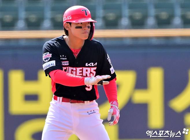 KIA는 25일 광주-기아 챔피언스필드에서 열리는 2025 신한 Sol 뱅크 LG 트윈스전에 앞서 내야수 김도영을 1군 엔트리에 등록했다. 김도영은 지난달 22일 광주 개막전을 치른 뒤 34일 만에 1군 무대로 다시 복귀했다.&nbsp;김도영은 지난달 22일 NC 다이노스와 개막전에 선발 출전해 3회 말 1사 뒤 안타를 친 뒤 2루로 달려가다가 1루로 귀루하는 과정에서 왼쪽 허벅지에 고통을 호소했다. 김도영은 병원 검진 결과 왼쪽 햄스트링 손상 소견을 받았다.&nbsp;회복에 전념한 김도영은 지난 14일과 21일 두 차례 검진을 받은 뒤 햄스트링 100% 회복 판정을 받았다. 23일 더블헤더 2차전에 3번 타자 겸 3루수로 선발 출전해 실전 감각을 끌어 올렸다. 엑스포츠뉴스DB