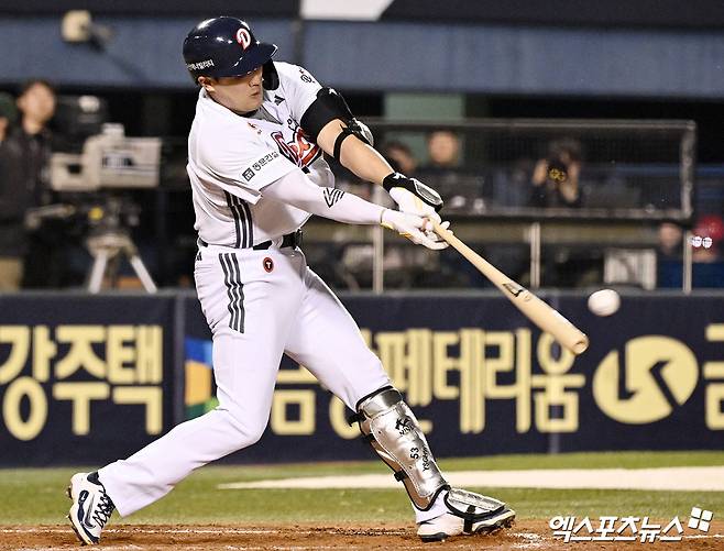 18일 오후 서울 송파구 잠실야구장에서 열린 '2025 신한 SOL Bank KBO리그' KIA 타이거즈와 두산 베어스의 경기, 7회말 무사 2,3루 두산 양석환이 2타점 2루타를 날리고 있다. 엑스포츠뉴스 DB